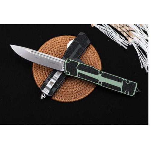 Introducing the Microtech Navy Beetle (2) – where precision meets performance.