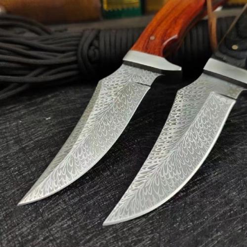 Mini Outdoor Feather Pattern Hunting Knife: Compact and stylish, this knife features a unique feather pattern, making it