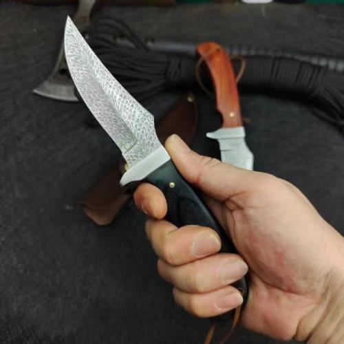 Mini Outdoor Feather Pattern Hunting Knife: Compact and stylish, this knife features a unique feather pattern, making it