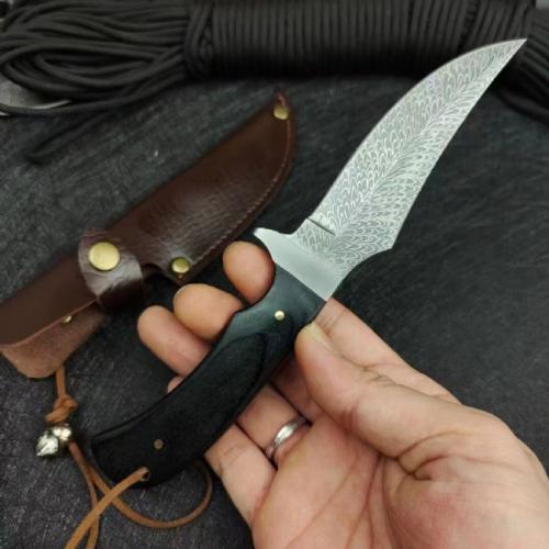 Mini Outdoor Feather Pattern Hunting Knife: Compact and stylish, this knife features a unique feather pattern, making it
