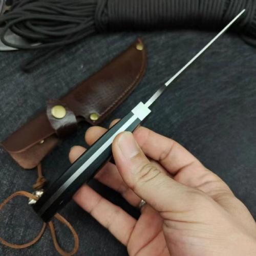 Mini Outdoor Feather Pattern Hunting Knife: Compact and stylish, this knife features a unique feather pattern, making it