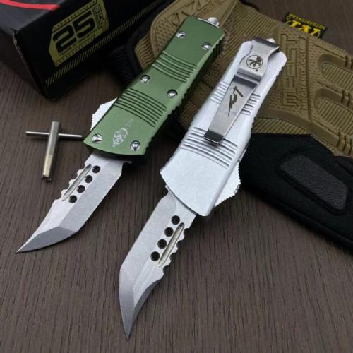 Introducing the Microtech Mini Dragon Hellhound: a compact powerhouse of precision and performance. Crafted for those wh