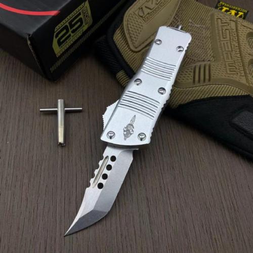 Introducing the Microtech Mini Dragon Hellhound: a compact powerhouse of precision and performance. Crafted for those wh