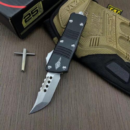 Introducing the Microtech Mini Dragon Hellhound: a compact powerhouse of precision and performance. Crafted for those wh