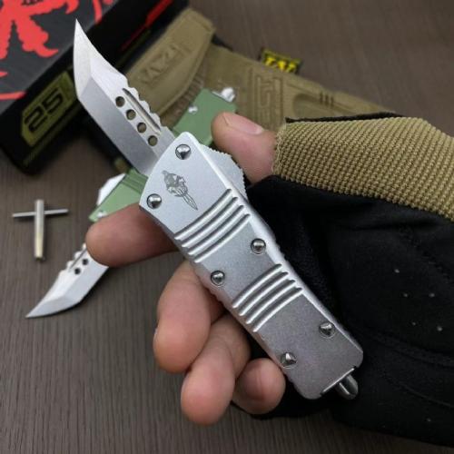 Introducing the Microtech Mini Dragon Hellhound: a compact powerhouse of precision and performance. Crafted for those wh