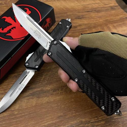 Introducing the Microtech Navy Scarab III: a perfect blend of precision engineering and robust desig...