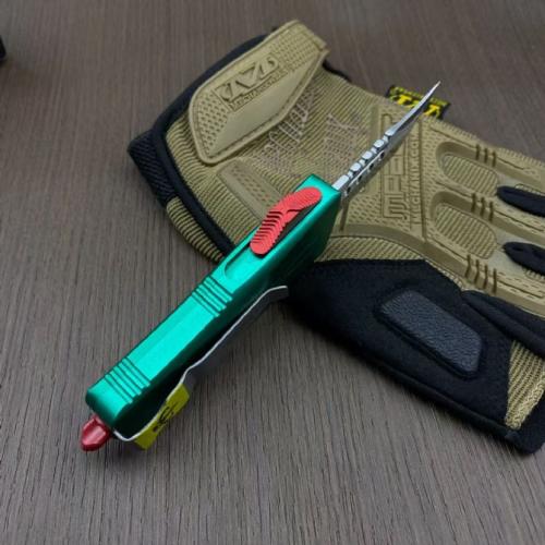 Introducing the Microtech Bounty Hunter Mini Dragon: a compact powerhouse designed for those who demand excellence. With
