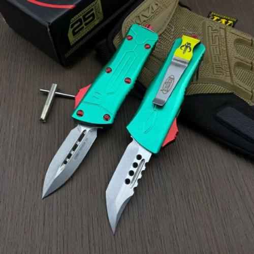 Introducing the Microtech Bounty Hunter Mini Dragon: a compact powerhouse designed for those who demand excellence. With