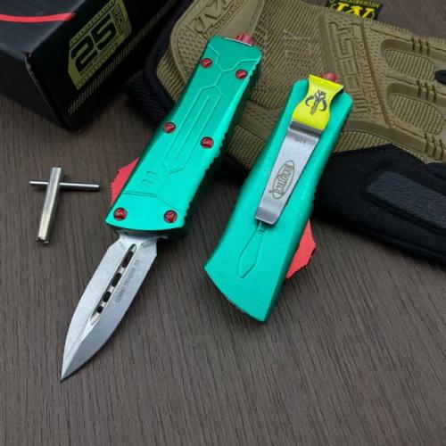 Introducing the Microtech Bounty Hunter Mini Dragon: a compact powerhouse designed for those who demand excellence. With